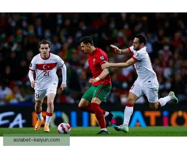 佩佩防线领导力：在危机中重塑球队士气与凝聚力的有效策略