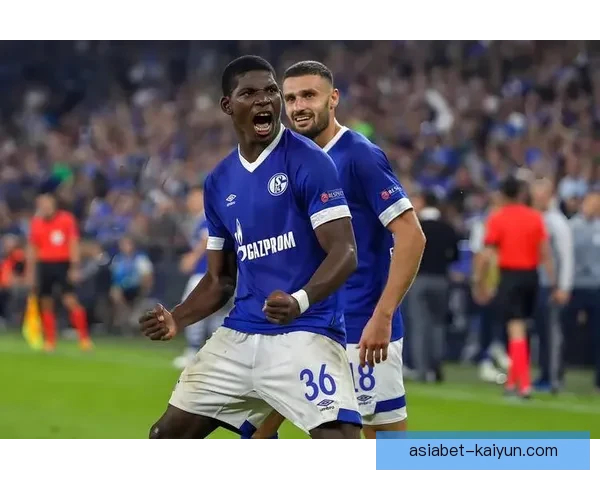 沙尔克主帅风格逐渐明确，球队战术持续提升被广泛关注。